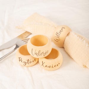 Anéis de guardanapo de madeira personalizados, porta-guardanapos com nome gravado, presente para casa nova, lembrancinhas de casamento, decoração de mesa de casamento, presente para o Dia das Mães