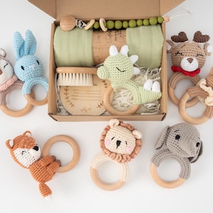 Pudełko na prezent dla nowego dziecka, kosz prezentowy dla nowej mamy, pudełko na prezenty na baby shower z grzechotką w kształcie zwierzątka i łańcuszkiem do smoczka, neutralny prezent dla nowej mamy