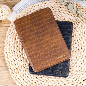 Gift-ready Kindle cover for readers – crocodile leather case with custom gold foil details