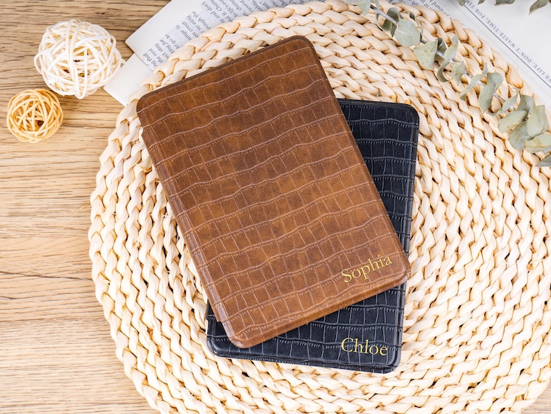 Gift-ready Kindle cover for readers – crocodile leather case with custom gold foil details