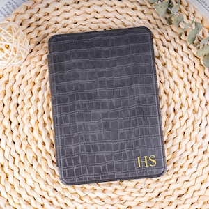 Kindle leather case with crocodile pattern and magnetic secure closure