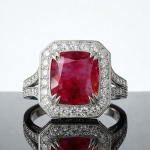 Bague de fiançailles halo impérial Héritage artisanal avec rubis rouges naturels non chauffés et diamants fabriqués à la main de 6,00 cts, personnalisables en or ou en platine