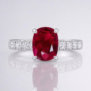 Anel de noivado artesanal com rubi vermelho natural certificado pelo GIA e diamantes, totalizando 1,51 quilates – Personalizável em ouro ou platina.