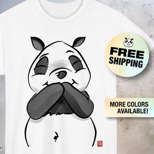 Linda camiseta de panda. Diseño dibujado a mano con expresión divertida, perfecto para los amantes de los animales. Idea de regalo. Bram Tanamal