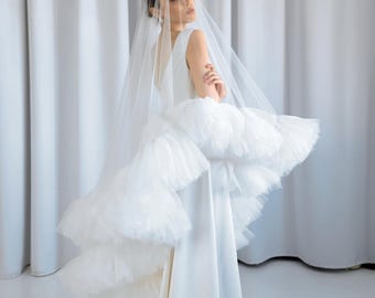 Knee-length Lace Wedding Veil With Comb: White Tulle  display picture 3