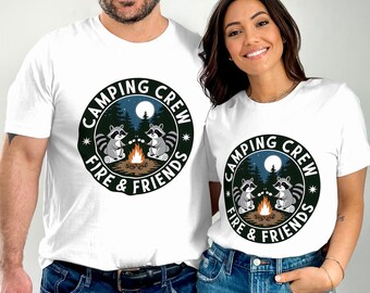 Załoga kempingowa z ogniskiem i przyjaciółmi PNG | Uroczy wzór koszulki z szopem na ognisko | Sublimacja na kempingu grupowym na świeżym powietrzu