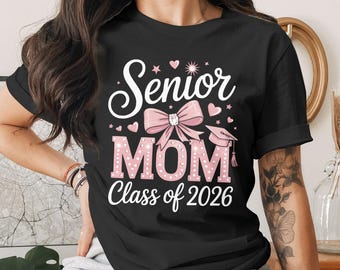 Starsza mama 2026 r. – ukończenie szkoły PNG: Projekt różowej koszulki (pobieranie cyfrowe)