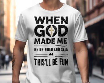 Kiedy Bóg mnie stworzył, uśmiechnął się i powiedział: „To będzie zabawne” PNG | Zabawny cytat chrześcijański sublimacja | Projekt humorystyczny o wierze | Koszulka religijna