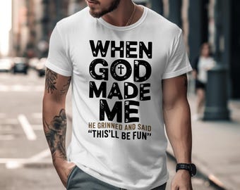 Kiedy Bóg mnie stworzył, uśmiechnął się i powiedział: „To będzie zabawne” PNG | Zabawny cytat chrześcijański do sublimacji | Wiara w humor do druku | Projekt koszulki religijnej
