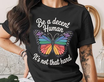 Wees een fatsoenlijk mens, png PNGEgg | Sublimatieontwerp regenboogvlinder | Positieve quote-clipart | Inspirerend afdrukbaar