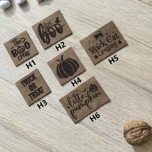 Könnte beinhalten: Sechs braune Leder-Geschenk-Etiketten zum Thema Halloween mit schwarzem Text und Bildern. Die Etiketten beinhalten "The Boo Crew", "Boo", "Trick or Treat", "Pumpkin", "Black Cat Crossing" und "Little Pumpkin".