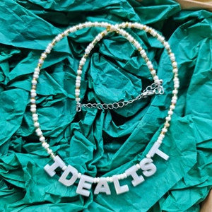 Colar com nome personalizado com miçangas coloridas e contas de letras em madrepérola, colar do orgulho