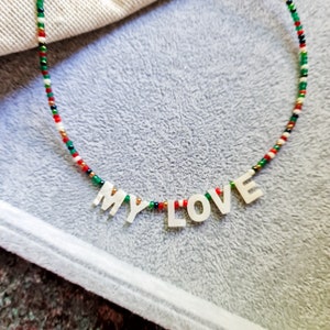 Colar com nome personalizado com miçangas coloridas e contas de letras em madrepérola