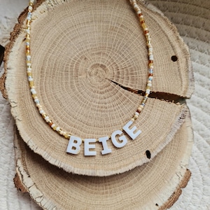 Colar com nome personalizado com miçangas coloridas e contas de letras em madrepérola