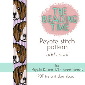 Op de afbeelding: Een digitaal downloadpatroon voor een kralenarmband met een beagle-hondontwerp. Het patroon is voor peyote-steek en gebruikt Miyuki Delica 11/0 kralen. De tekst "THE BEADING TIME" staat in een roze cirkel met een witte omtrek.