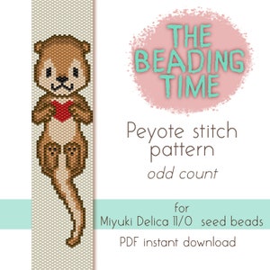 Puede incluir: Un patrón de descarga digital para una nutria de cuentas que sostiene un corazón. El patrón es para punto de peyote usando cuentas de semillas Miyuki Delica 11/0. El patrón es para un proyecto de conteo impar. El texto "THE BEADING TIME" está en un círculo rosa con fondo blanco.