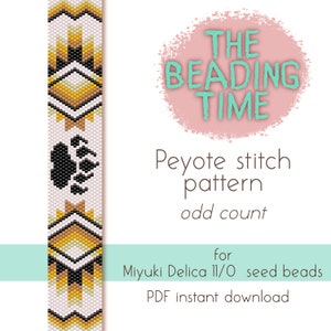 Op de afbeelding: Een kralenarmbandpatroon met een beerpootafdruk in zwarte en witte kralen. Het patroon is voor peyote-steek en gebruikt Miyuki Delica 11/0 kralen. Het patroon is beschikbaar als een PDF-directdownload.