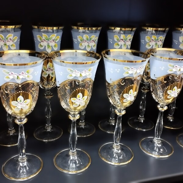 Verres à vin bleu cristal de Bohême 19 cm décorés d'or et d'émail 6pcs II.