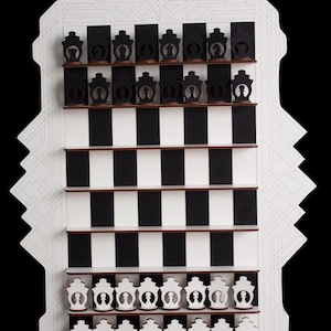 Modern wandschaakspel – zwart-wit gelamineerd mdf-schaakbord met donkere nikkelen armaturen – functioneel en stijlvol kantoor-/huisdecor