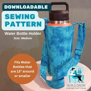 Puede incluir: Un porta botellas de agua azul y blanco con una correa. El porta botellas está hecho de tela y está diseñado para adaptarse a botellas de agua que tienen 33 cm de circunferencia o menos. El texto "DOWNLOADABLE SEWING PATTERN" está en la parte superior de la imagen. El texto "Water Bottle Holder" está debajo del texto "SEWING PATTERN". El texto "Size: Medium" está debajo del texto "Water Bottle Holder". El texto "Fits Water Bottles that are 13" around or smaller" está en un círculo en la esquina inferior izquierda de la imagen. El texto "SEW GROW SEWING PATTERNS" está en la parte inferior de la imagen.
