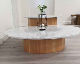 Set aus 2 Couchtischen/ Eiche und Stein/ runder Tisch/ organischer Tisch/ moderner Tisch/ stilvoller Tisch/ natürlicher Marmor/ massive Eiche/ weißer Marmor