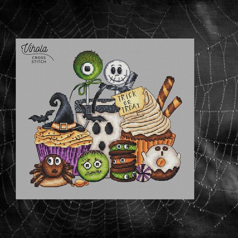 Puede incluir: Un patr&oacute;n de punto de cruz con un cupcake de tem&aacute;tica de Halloween con un sombrero de bruja, un fantasma, un monstruo y un cupcake con un cartel de 'Truco o trato'. El patr&oacute;n incluye varios colores, como verde, naranja, morado y marr&oacute;n.