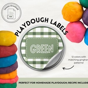 Peut inclure: Une étiquette ronde avec le mot "GREEN" sur un motif vichy vert, avec le texte "PLAYDOUGH LABELS" au-dessus. Des boules de pâte à modeler colorées en jaune, rouge, bleu, orange, rose, violet et vert sont empilées et éparpillées autour de l'étiquette. Le texte "12 couleurs avec des motifs vichy assortis !" est également présent.
