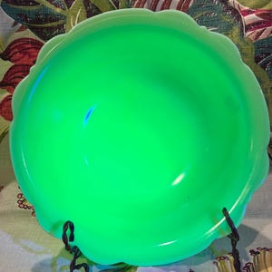 Jadeite bowl Vintage scallop edge jadeite bowl uranium Glowing glass uranium jadeite bowl Vintage glassware green serving bowl collectible