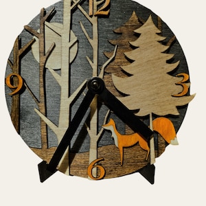 Manteluhr Waldszene, Skandinavisches Design Tischuhr mit Fuchs und Vollmond, zeitgenössische Schreibtischuhr, naturbraune Holzfarben