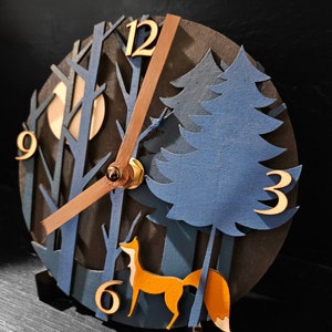 Skandinavisches Manteluhr-Design in Blautönen, Waldszene Tischuhr mit Fuchs und Vollmond, zeitgenössische Schreibtischuhr