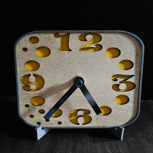 Moderne Kaminuhr, Senf & Eiche, Schichtholz Tischuhr mit Ständer, skandinavisches Design, ideales Einweihungsgeschenk