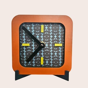 Mantle Clock Mid-Century Modern Style - Desk Clock with Retro Scandinavian Charm for Home Decor 12 x 12 cm - perfect gift/present wood clock