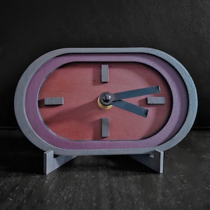 Ovale moderne Holz Tischuhr, handgefertigte Sperrholz Tischuhr, Retro Charm, Schreibtischuhr, Manteluhr, Geschenk für neues Zuhause, Einweihungsgeschenk