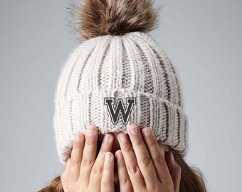 Gorro con pompón inicial