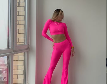 Hot rosa mesh crop top med långa ärmar | genomskinlig stretchig rave topp, neonfärgade danskläder för poledance, exotiska festivaler och sommaroutfits