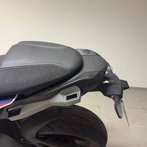 BMW S1000XR M1000XR K69 2019 - 2025 Soziussitz Griff Abdeckung Blende Stopfen