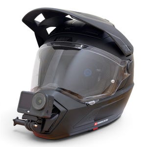 Puede incluir: Casco de moto negro con visera transparente y c&aacute;mara de acci&oacute;n montada. El casco tiene una visera solar y un dise&ntilde;o aerodin&aacute;mico. La c&aacute;mara est&aacute; fijada en el lateral.