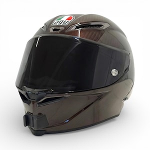 Pu&ograve; includere: Casco da moto marrone e nero con visiera scura. Il casco presenta il logo "AGV" e un design aerodinamico. Questo casco &egrave; progettato per la sicurezza e la velocit&agrave;, con un focus sull'aerodinamica.