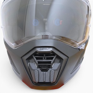 Puede incluir: Primer plano de un casco de moto negro con visera transparente. El casco tiene el nombre de la marca "LEATT" impreso en la parte delantera. La visera est&aacute; tintada y cubre la zona de la cara. El casco est&aacute; dise&ntilde;ado para protecci&oacute;n y seguridad.