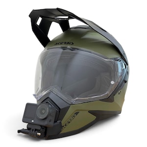 Puede incluir: Un casco de moto integral de color verde oliva de la marca Acerbis con visera negra y pantalla transparente. Una cámara de acción negra está montada en la mentonera del casco. El nombre de la marca Acerbis aparece impreso en negro.
