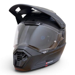 Puede incluir: Casco de moto negro mate con visera transparente. El casco tiene una visera prominente y elementos de ventilaci&oacute;n. La marca "LEATT" es visible. Dise&ntilde;ado para off-road o aventura.