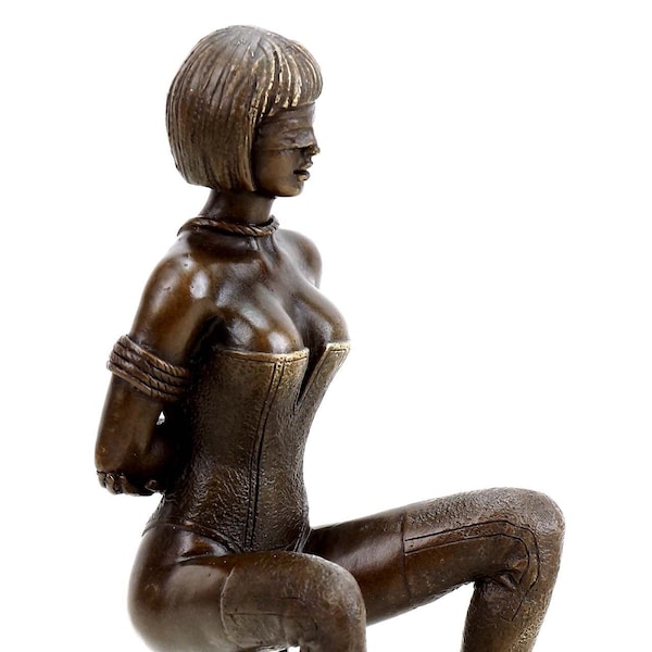 Statue érotique en bronze nue - Bondage Girl Gina ligotée sur un tabouret - Patoue - Sculpture BDSM - Art Érotique - Figure en bronze - Bronze