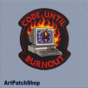 Peut inclure: Écusson brodé avec une bordure noire représentant un ordinateur rétro. Le texte "CODE UNTIL BURNOUT" est en rouge, avec des flammes jaunes et orange derrière l'ordinateur. L'écran de l'ordinateur affiche un graphique d'araignée. Le texte "ArtPatchShop" est en bas.