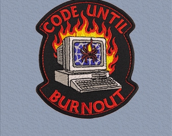 Parche bordado "Código hasta el agotamiento" con PC retro en llamas. Tamaño: 8,4 x 9,9 cm.