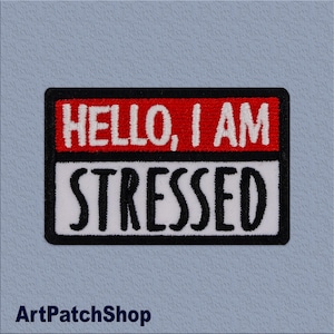 Puede incluir: Parche bordado con el texto "HELLO, I AM STRESSED". El parche tiene un borde negro, con el texto sobre un fondo rojo y blanco. Las palabras están en negrita, fuente sans-serif. El nombre de la tienda "ArtPatchShop" está en la parte inferior.
