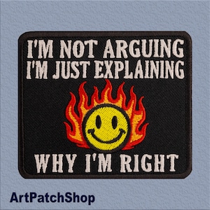 Peut inclure: Écusson brodé noir avec le texte "I'M NOT ARGUING I'M JUST EXPLAINING WHY I'M RIGHT." Un smiley jaune avec des flammes est au centre. L'écusson a une bordure noire et le texte est en blanc.