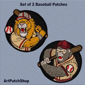 Può includere: Set di due toppe ricamate da stirare con un leone e un gorilla che indossano uniformi da baseball e tengono mazze da baseball. Il leone indossa un berretto da baseball rosso e bianco e il gorilla indossa un berretto da baseball rosso. Entrambe le toppe sono circolari e hanno uno sfondo nero.