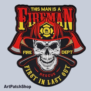 Puede incluir: Parche bordado con una calavera con un casco de bombero, hachas cruzadas y el texto "THIS MAN IS A FIREMAN". El parche es rojo, amarillo y negro, con texto "FIRE DEPT" y "FIRST IN LAST OUT".
