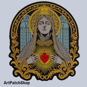Peut inclure: Écusson brodé représentant une figure religieuse couronnée et auréolée, tenant un cœur rouge. Le motif comprend des couleurs or, noir, gris et bleu, avec le texte "ArtPatchShop" en bas.