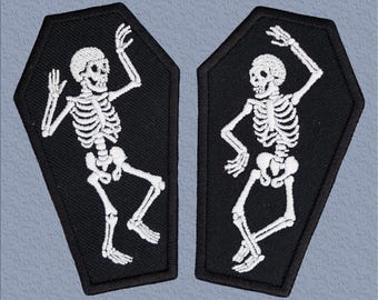 Parches de ataúd con esqueleto danzante: insignias góticas bordadas para planchar, ideales para chaquetas, vaqueros y Halloween. Tamaño: 9,4 x 6,1 cm.